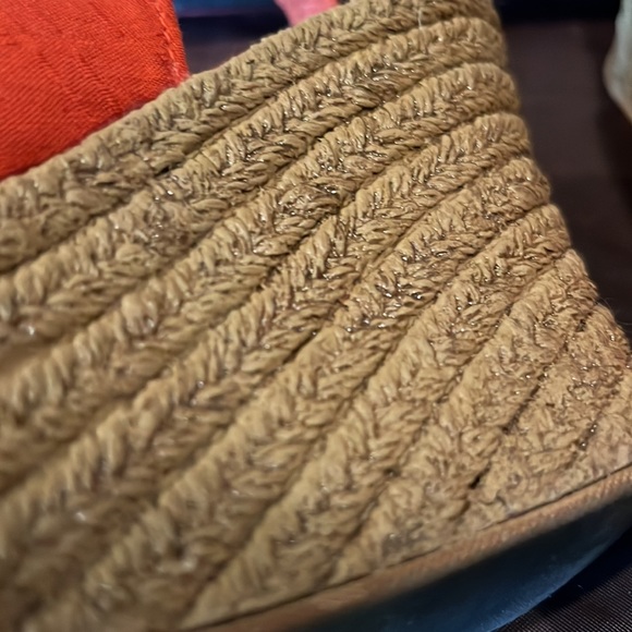 Like new in box size 7 scarlet ruffle wedge - Picture 4 of 11